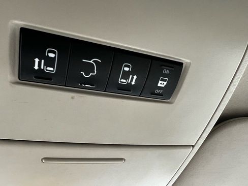 Used 2013 Chrysler Town & Country Touring image 17