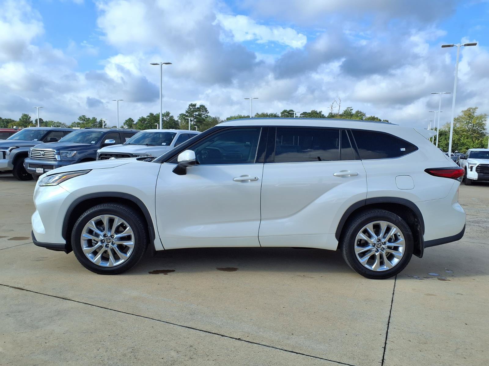 Certified 2021 Toyota Highlander Limited FWD image 9