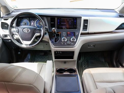 Used 2016 Toyota Sienna XLE FWD image 8