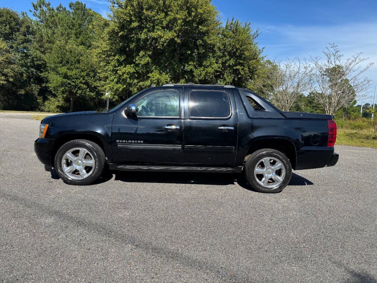 Used 2011 Chevrolet Avalanche LT w/ Regional Value Package RWD image 3