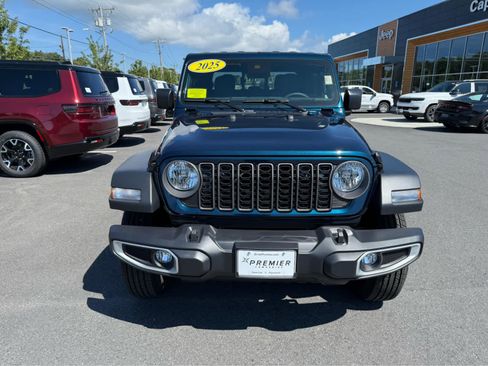 Used 2025 Jeep Gladiator Sport image 2