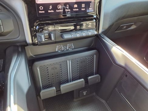 New 2026 RAM 2500 Laramie AWD/4WD image 9