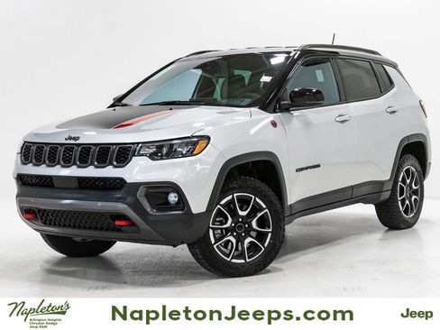 Used 2025 Jeep Compass Trailhawk AWD/4WD image 1