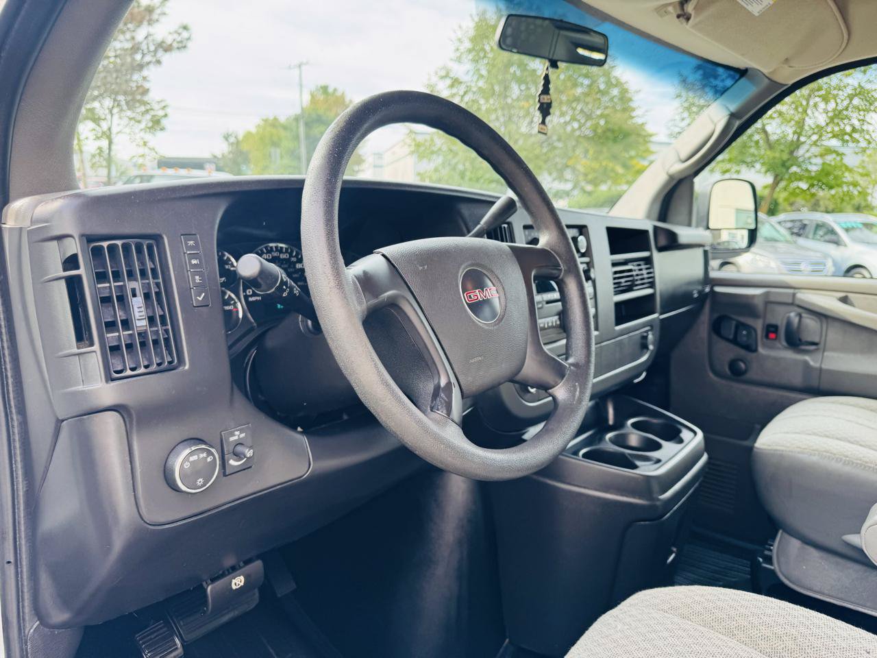 Used 2009 GMC Savana 2500 w/ Chrome Appearance Package RWD image 14