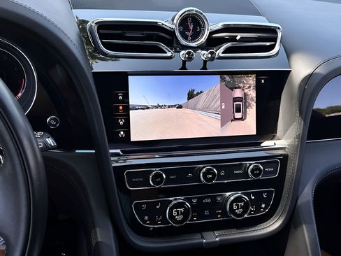 Used 2021 Bentley Bentayga AWD/4WD image 8