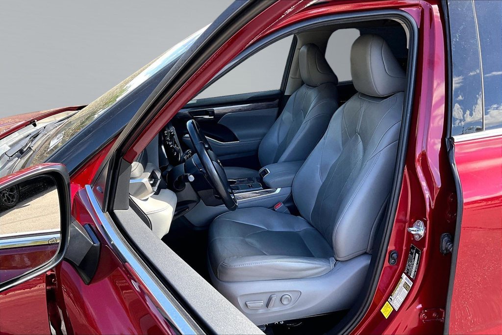 Used 2020 Toyota Highlander Platinum FWD image 3