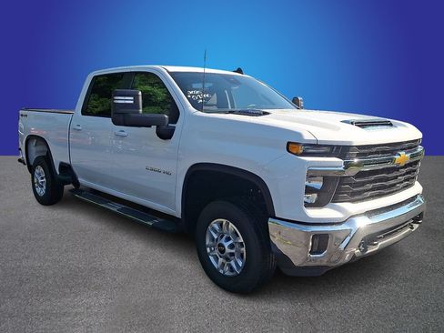 Used 2025 Chevrolet Silverado 2500 LT w/ Convenience Package AWD/4WD image 3
