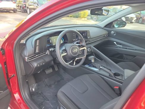 Used 2025 Hyundai Elantra SE FWD image 9