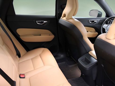 Used 2019 Volvo XC60 T5 Momentum w/ Multimedia Package image 18