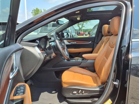 Used 2024 Cadillac XT5 Premium Luxury w/ Technology Package AWD/4WD image 17