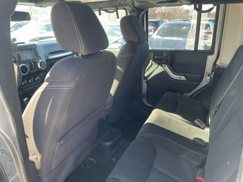 Used 2013 Jeep Wrangler Unlimited Sahara image 23