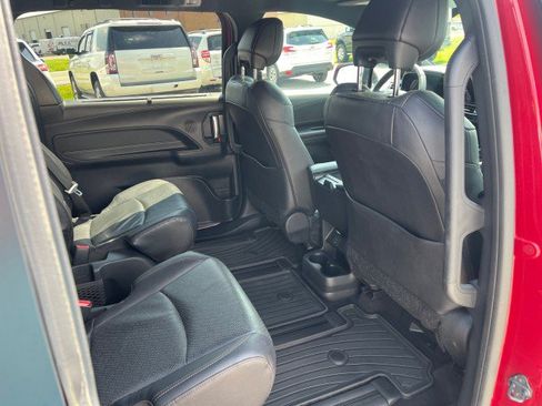 Used 2025 Toyota Sienna Limited AWD/4WD image 19