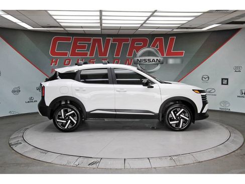 Used 2026 Nissan Kicks SV w/ SV Premium Package FWD image 5