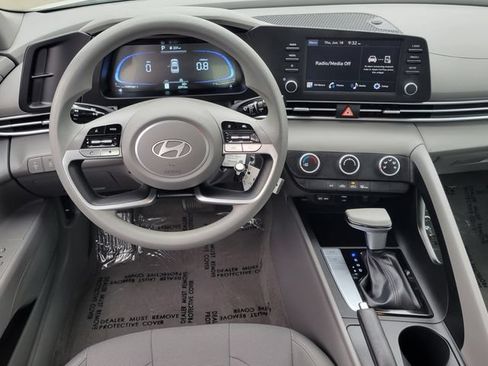 Used 2025 Hyundai Elantra SE FWD image 6