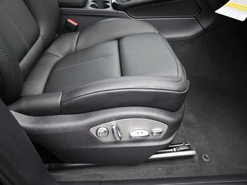 Certified 2026 Porsche Macan AWD/4WD image 30