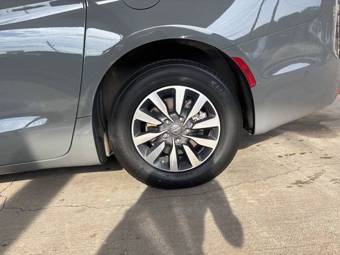 Used 2021 Chrysler Pacifica Touring-L FWD image 16