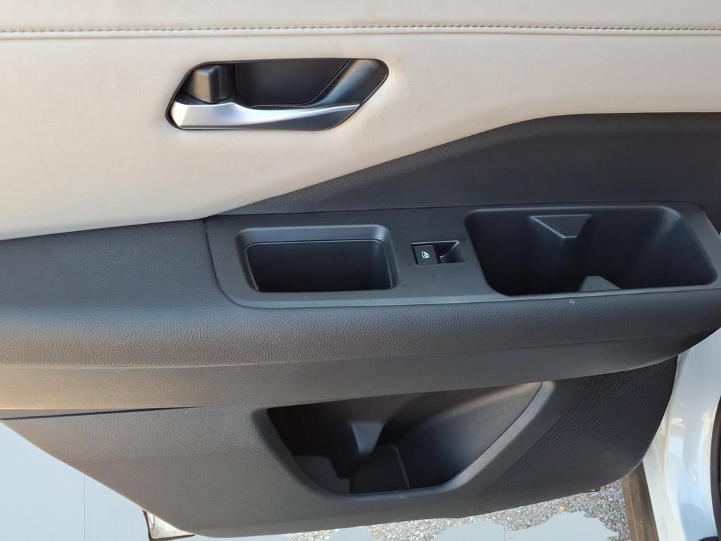 Used 2025 Nissan Pathfinder SL FWD image 11
