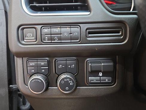 Used 2021 Chevrolet Tahoe Z71 w/ Luxury Package AWD/4WD image 29