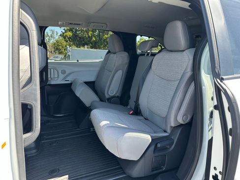 Used 2026 Toyota Sienna LE FWD image 7
