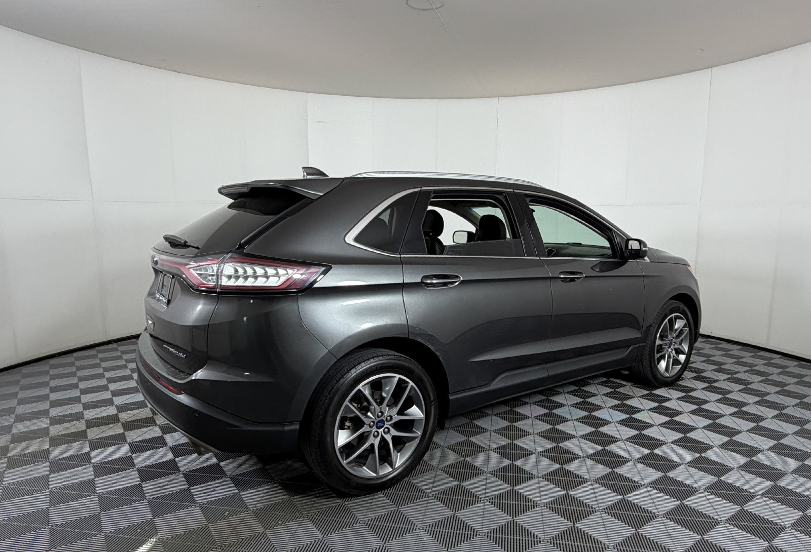 Used 2016 Ford Edge Titanium w/ Technology Package FWD image 4