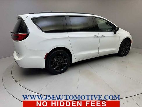 Used 2024 Chrysler Pacifica Touring-L w/ S Appearance Package AWD/4WD image 5