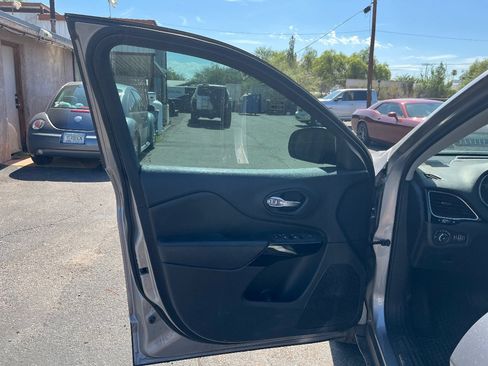 Used 2019 Jeep Cherokee Latitude Plus AWD/4WD image 12