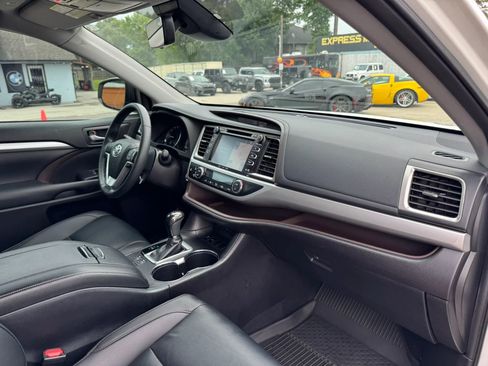 Used 2019 Toyota Highlander XLE FWD image 22