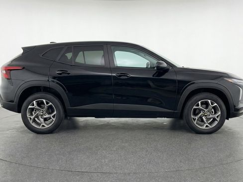 Used 2025 Chevrolet Trax LT image 11
