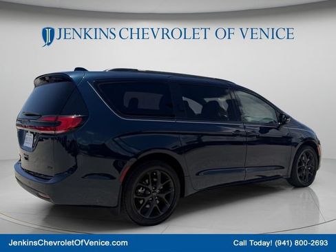 Used 2022 Chrysler Pacifica Touring-L w/ Uconnect Theater Family Group AWD/4WD image 5