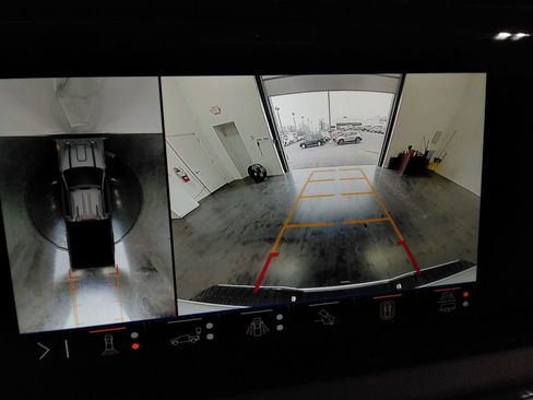 Used 2025 GMC Sierra 2500 AT4 image 21