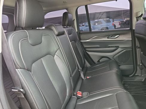Used 2023 Jeep Grand Cherokee Limited w/ Luxury Tech Group II AWD/4WD image 17
