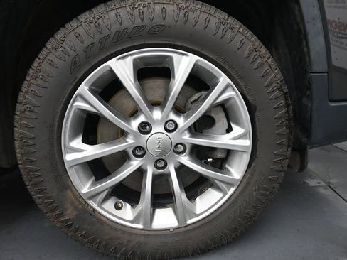 Used 2019 Jeep Cherokee Latitude Plus w/ Comfort/Convenience Group AWD/4WD image 11