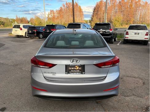 Used 2017 Hyundai Elantra SE FWD image 6