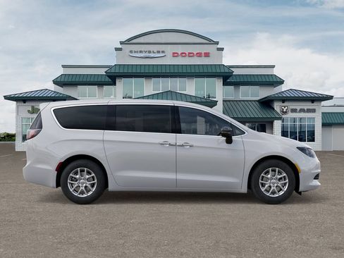 Used 2026 Chrysler Voyager LX FWD image 21