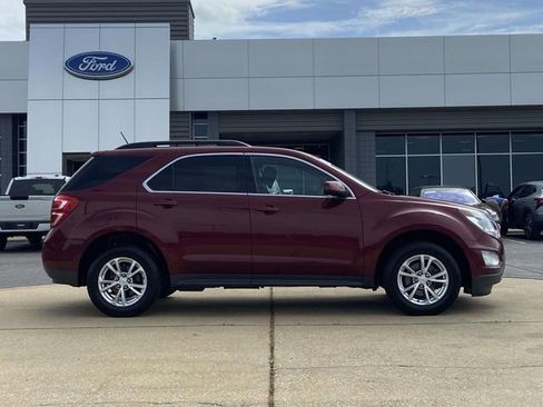 Used 2017 Chevrolet Equinox LT image 2