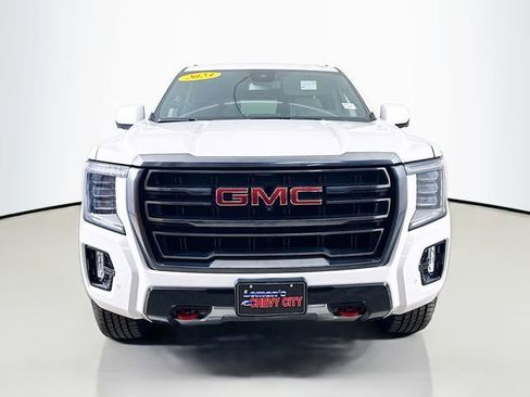 Used 2022 GMC Yukon XL SLT w/ SLT Premium Package image 2