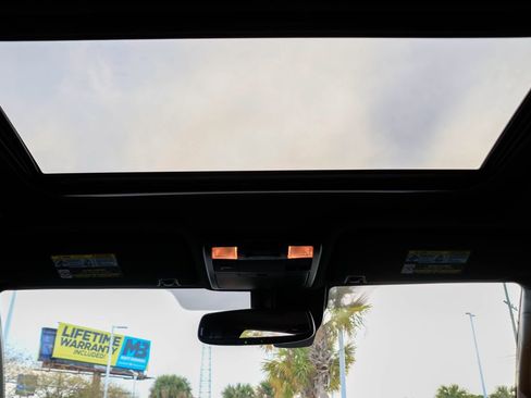 Used 2022 Toyota Tacoma Limited image 12