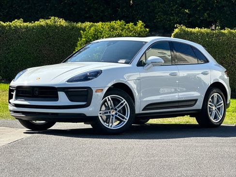 Certified 2025 Porsche Macan AWD/4WD image 1