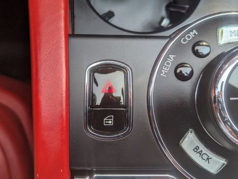 Used 2018 Rolls-Royce Dawn RWD image 31