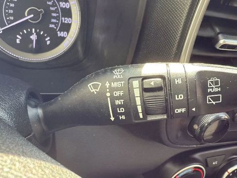 Used 2021 Hyundai Venue SE image 13