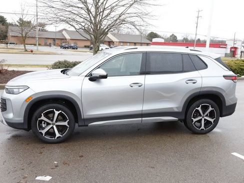 Used 2025 Volkswagen Tiguan SE w/ Panoramic Sunroof Package image 10
