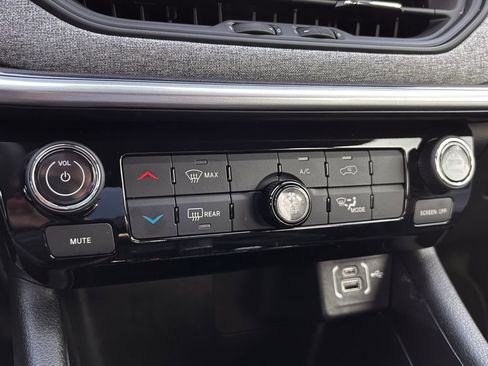 Used 2025 Jeep Compass Latitude AWD/4WD image 23