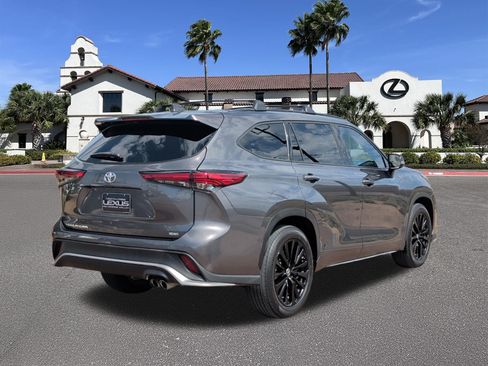 Used 2023 Toyota Highlander XSE FWD image 2