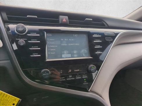 Used 2018 Toyota Camry SE image 9