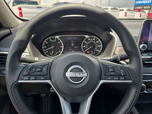 Used 2025 Nissan Altima 2.5 SV FWD image 19