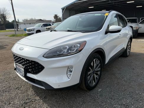 Used 2020 Ford Escape Titanium image 4