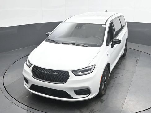 Used 2024 Chrysler Pacifica Limited FWD image 32
