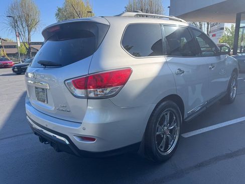 Used 2015 Nissan Pathfinder Platinum w/ Family Entertainment Package FWD image 5
