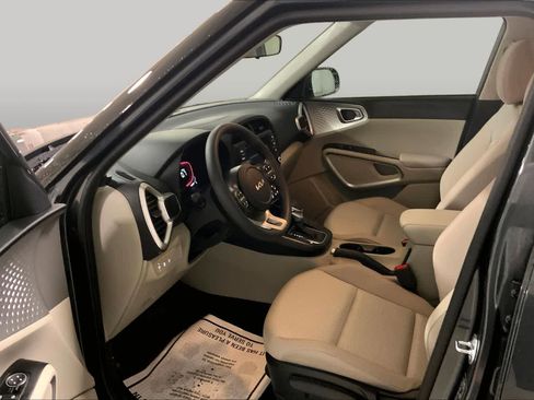Used 2025 Kia Soul LX w/ LX Technology Package FWD image 7