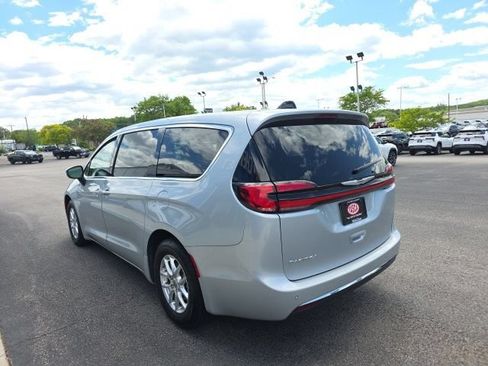 Used 2023 Chrysler Pacifica Touring-L FWD image 4